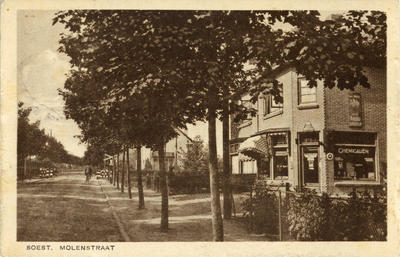 14444 Gezicht in de Molenstraat met bebouwing en een rij bomen te Soest uit het noordoosten; met rechts de voorgevel ...